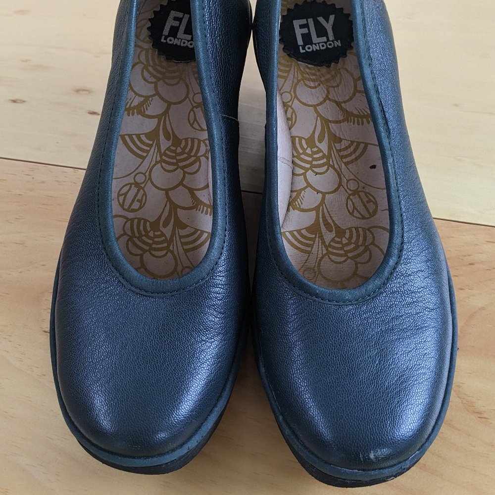 FLY London Women's Platform Wedge, Size 8